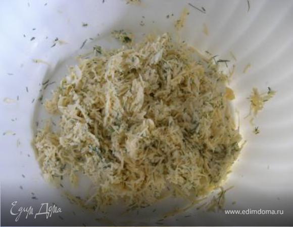 Тем временем готовим начинку. Сыр я натерла на мелкой терке, добавила чеснок, зелень и сливки, все перемешала. 
Добавлю, что в оригинале начинка такая: 150г моцареллы, 1 ст.л. сметаны и чуток зелени. 