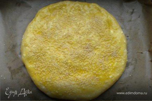 Смазываем лепешку яйцом, посыпаем кунжутом и выпекаем при 180С около 25 мин.до золотистого цвета. Готовую лепешку накрыть полотенцем и немного остудить.