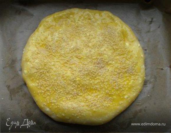 Смазываем лепешку яйцом, посыпаем кунжутом и выпекаем при 180С около 25 мин.до золотистого цвета. Готовую лепешку накрыть полотенцем и немного остудить. 

