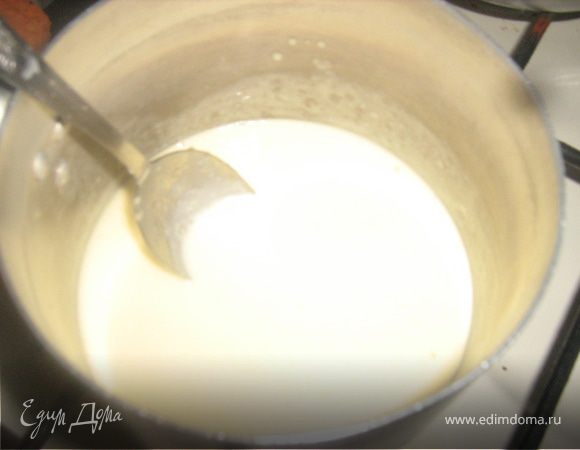 Сливки нагреть на медленном огне, постоянно помешивая ввести быстрорастворимый желатин до полного растворения, процедить, остудить. Если вы используете другой желатин, то следуйте инструкции по его приготовлению.