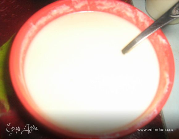 Еле теплые сливки с желатином помешать ложкой и аккуратно тонкой струйкой ввести в йогуртно-медовую смесь помешивая.