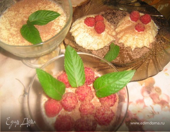 Выложить малину и посыпать тертым шоколадом.