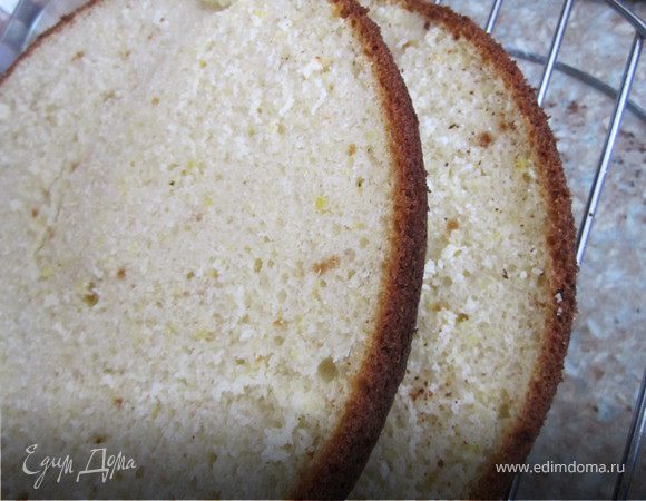 Приготовить бисквит по рецепту http://www.edimdoma.ru/recipes/25159
Охладить, разрезать на 2 коржа.