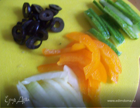 нарежте тонкой и не длинной саломкой перец, огурец, лук. маслины тонкими кольцами.