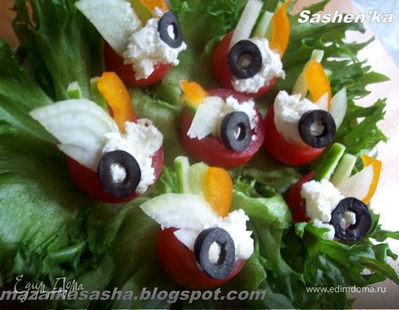 добавьте в каждый помидорчик брынзу и всерху на нее выложите крудок маслины