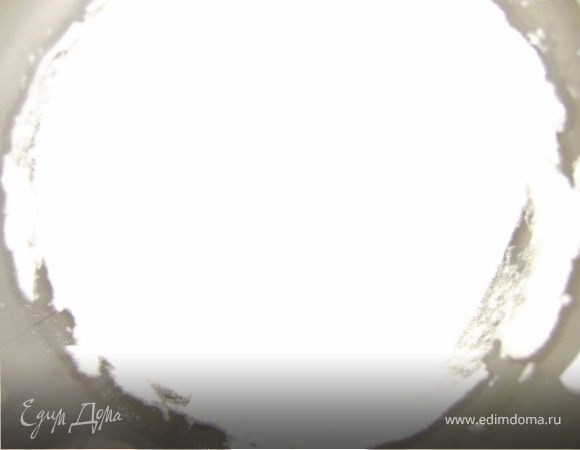 Яичные белки отделить от желтков..Белки взбить в крепкую пену, как для безе...