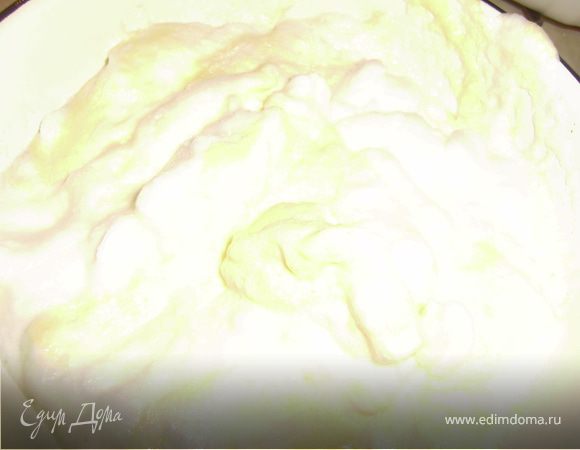 Творог, сахар и желтки взбить блендером...аккуратно вмешать в творожную массу взбитые белки...