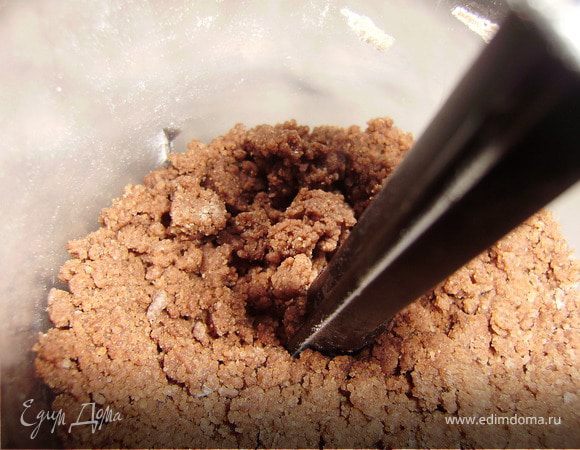Готовим штрейзель: замороженное сливочное масло натереть на крупной терке..Смешать с мукой и разрыхлителем....Добавить какао-порошок и сахар...Взбить в блендере до состояния мелкой крошки...