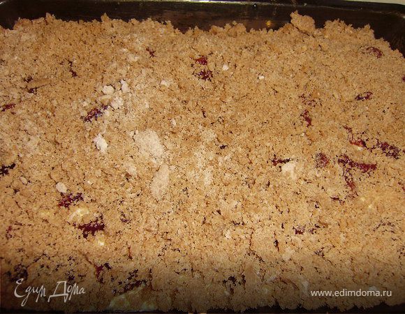Берем противень и выкладываем слоями: штрейель, творожно-белковая масса, дольки айвы, штрейзель...