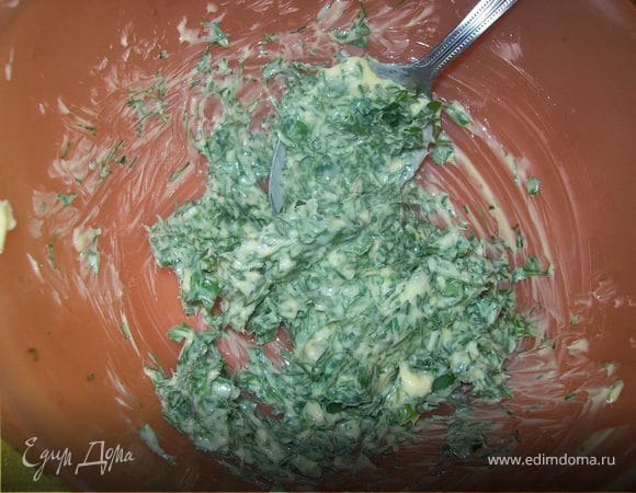 делаем зеленое масло. Режем много, много, много зелени и смешивпаем с  мягким сливочным маслом.