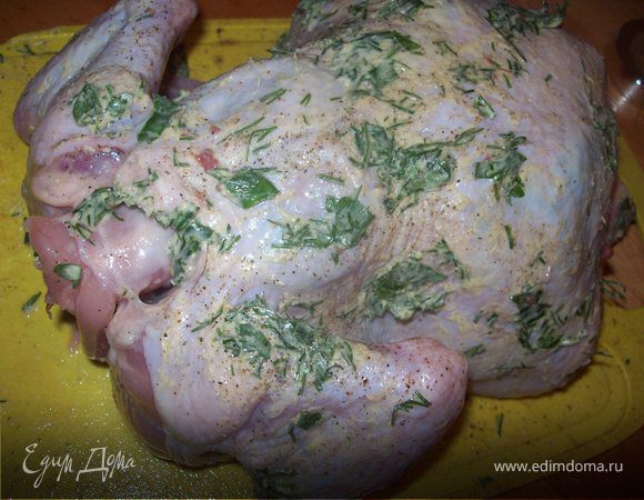 Натираем цыпу зеленым маслом, а самое главное закладываем масло цыпе под кожу...со стороны хвастика и горла кажа хорошо отходит...засуньте тула масло и поглаживая цыпу равномерно распределите его