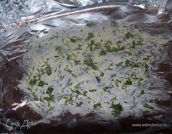 застелите форму для запекания фальгой и смажте ее зеленым маслом, присыпьте сухим чесноком.