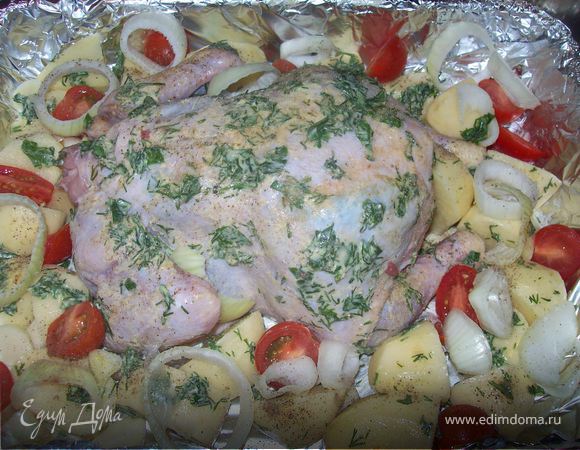 лук режем кольцами, цеснок режем каздый зубчик попалам и отправляем в форму. Отправляем цыпу в духовку примерно на час при температуре 180-200 гр.