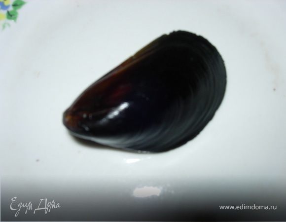 Мидии хорошенько промываем под проточной водой (кстати, без воды они могут жить 3 суток - перевозку домой пережили благополучно))