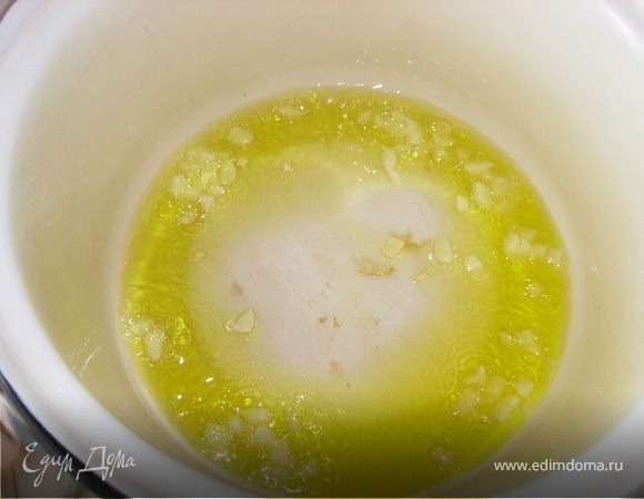 В кастрюлю наливаем оливковое масло, чтоб покрыло дно, добавляем чесноки обжариваем его до карамельного цвета.