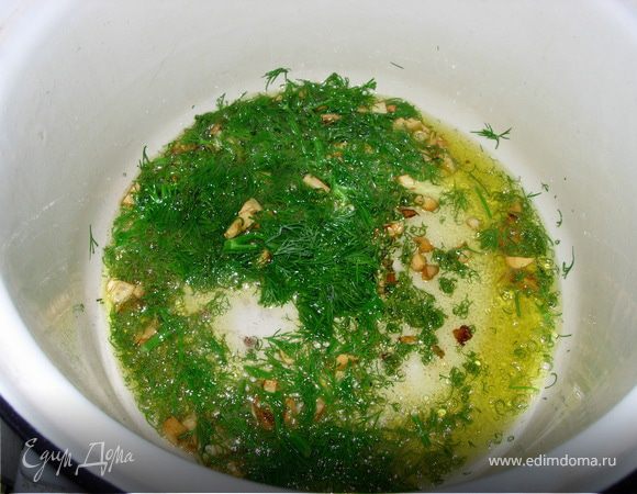 Добавляем туда крупно порезанный укроп (половину).