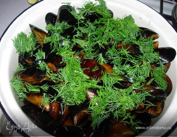 Помещаем в кастрюлю мидии и посыпаем сверху оставшимся укропом. Накрываем крышкой и оставляем на минут 20...Мидии раскрываются, пускают сок (собственно и есть наш суп)и наполняют кухню ароматом...