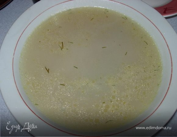 Сливаем суп в отдельную тарелку, а мидии оставляем в кастрюле, в которой и подаем.