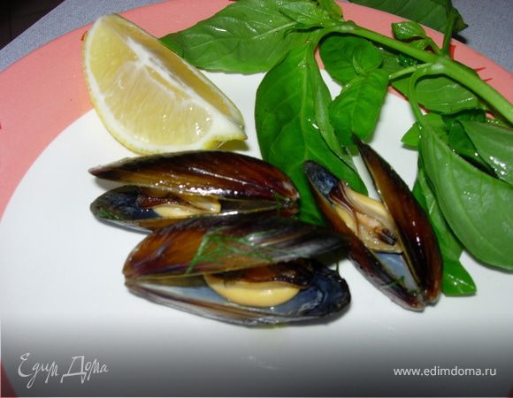 А теперь самое главное КАК мы это едим: отрываем часть ракушки, оставляем ту, в которой находится сама мидия, набираем ею наш суп...и отправляем туда, сами знаете куда))...неземное блаженство вкуса...