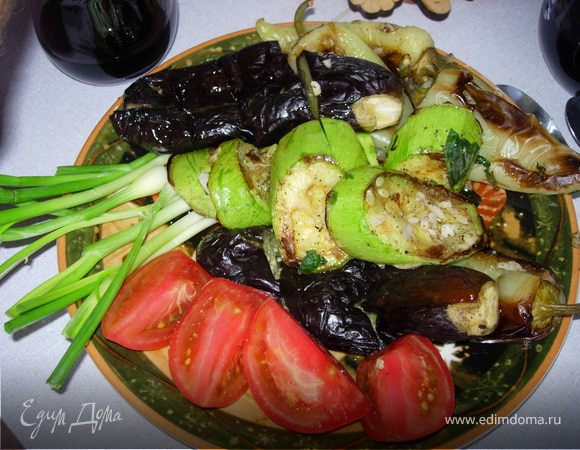 А еще важно с ЧЕМ мы это едим: лучше всего с красным сухим вином (мы приобрели на местном одесском винзаводе) и овощами, запеченными на гриле...