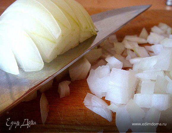 Картошку почистили, ветчину натерли...порежем мелко лук (как это сделать удобно,быстро и без травм-я показала на фото- порезать лук вдоль но не до конца, потом поперек снизу и сверху, а потом-нашинковать)