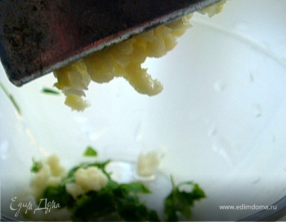 Ну воть! С сундучками справились-а теперь приготовим начинку: лук обжарить на оливковом масле до золотистости, добавить к луку ветчину( можно как альтернативу использовать-куриную грудку или грибы) и прожарить еще 2 мин. Снять с плиты. Теперь включаем духовку на 180-200 гр.ц.
И сделаем соус-заправку: майоран и петрушку мелко порезать, чеснок подавить через пресс. присолить,приперчить,добавить сметану и перемешать. Отставляем в сторону-пусть все ароматы сольются воедино!