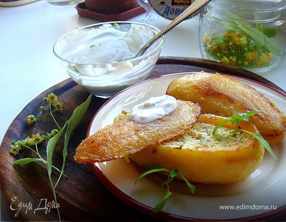 ...Закрываем крышечкой. Оборачиваем каждый сундучок фольгой (блестяшкой внутрь), укладываем в форму и отправляем в духовку на 20 минут. По истечении времени достаем, чуть остужаем, раскладываем по тарелочкам и употребляем!
мммм...вкусно!