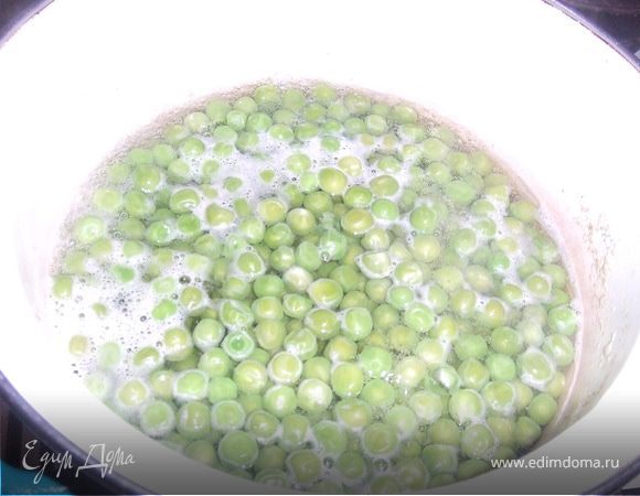 В кастрюлю наливаем воду и кладем горошек, и варим примерно 20 мин. молодой, а более зрелый на 5 мин. больше (25 мин.). Пока горошек варится, приготовим маринад: подогреть 1 литр воды и в ней растворить 1 столовую ложку соли и 1 десертную ложку с горкой сахара. Когда горошек сварился, сливаем воду, и раскладываем в стерилизованные банки и заливаем маринадом. Перед тем как закатать банки нужно под крышку влить 1 десертную ложку уксусу. Когда банки закатаете, их нужно перевернуть и укутать, до охлаждения.