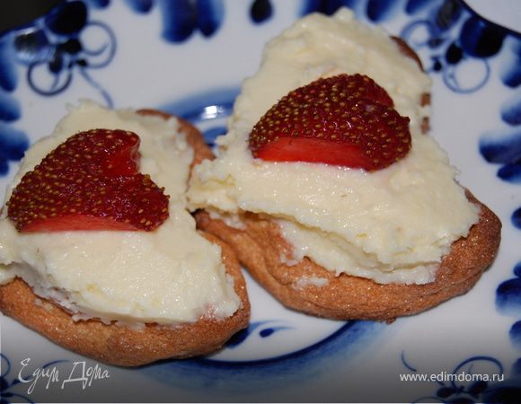 Испечь безе по рецепту http://www.edimdoma.ru/recipes/24159 , у меня в форме сердечек, намазать сверху кремом по рецепту http://www.edimdoma.ru/recipes/23329, украсить сверху клубничкой тоже в форме сердечка! Всем приятного аппетита!