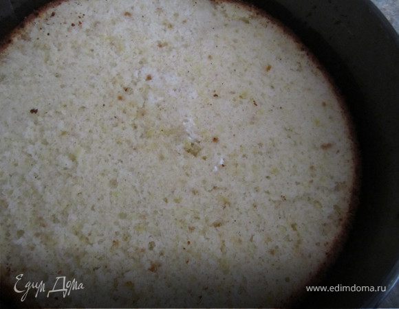 Один корж выложить в разъемную форму(в который выпекался бисквит).