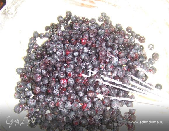 Разогреть духовку до 190С.
В миске смешать яйцо, кефир, йогурт, масло и сахар.
Смешать с мукой, разрыхлителем и солью.
Добавить ягоды и аккуратно перемешать.
