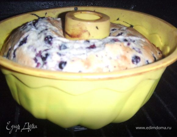 Выложить тесто в форму и посыпать миндальной крошкой.
Выпекать в духовке 25-30минут.
Остудить немного в форме.