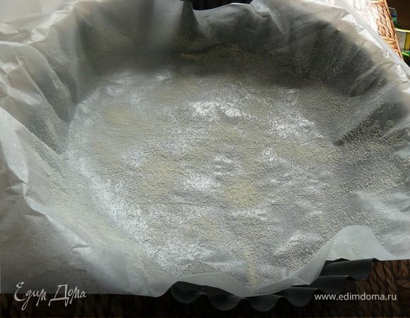 пергамент смазать сливочным маслом, застелить форму и присыпать манной крупой.