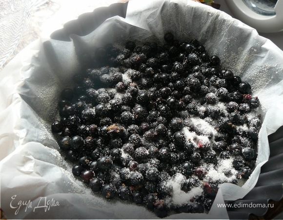 высыпать смородину и посыпать ее сахаром.