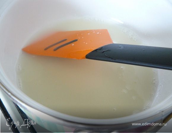 глазурь:
в соуснике смешиваем сахарную пудру и молоко и доводим помешивая до кипения.