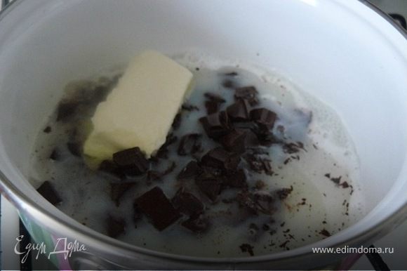 затем добавляем шоколад и сливочное масло.