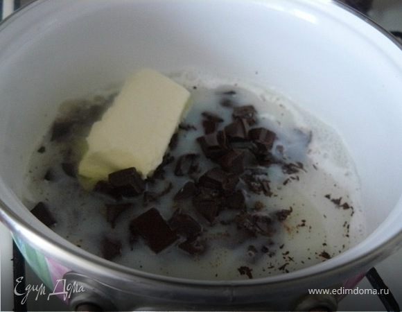 затем добавляем шоколад и сливочное масло.