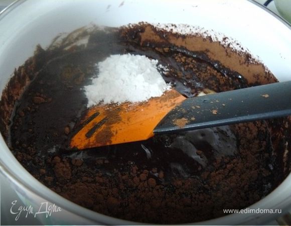 когда шоколад растает, высыпать какао и крахмал. Тщательно размешиваем до получения однородной густой массы.