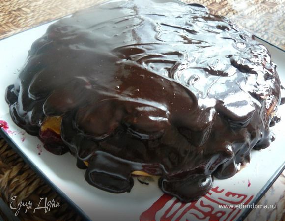 заливаем пирог глазурью. пробуем!)))