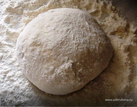 Перед приготовлением замесить бездрожжевое тесто: в муку добавить соль, воду. 