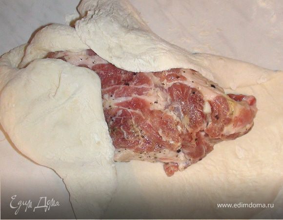 Раскатать тесто. В центр положить мясо, обвернуть тестом, зажать края.