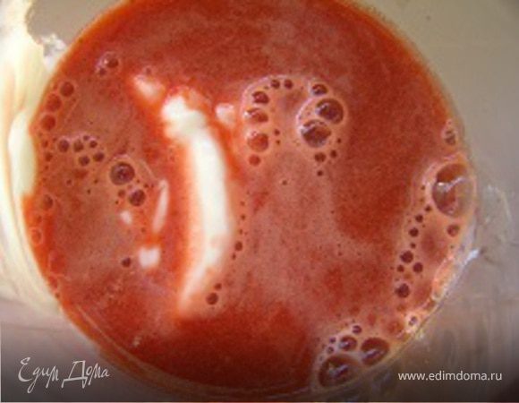 Все ингредиенты положить в чашу блендера, взбивать до однородности, разлить по бокалам, украсить клубникой, подавать немедленно :)