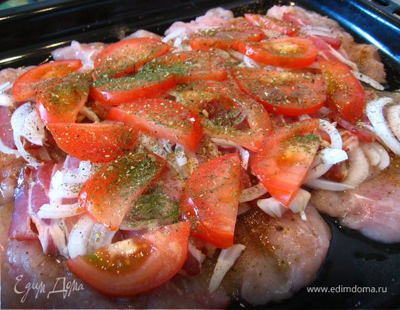 Оставшийся лук выкладываем, далее нарезанный тонкими половинками помидор. Посыпаем зеленью.