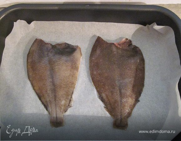 Рыбу очистить от внутренностей и чешуи, удалить голову вместе с жабрами и обрезать плавники, уложить тушку на противень застеленный пергаментом.