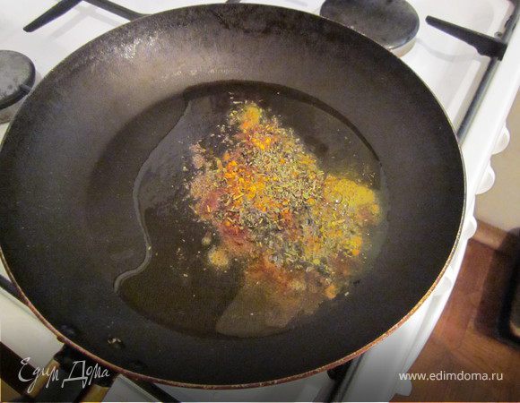 Приготовить ароматное масло. Для этого в сковороде разогреть растительное масло и всыпать все сушеные специи, слегка прокалить в течении двух минут и залить камбалу.