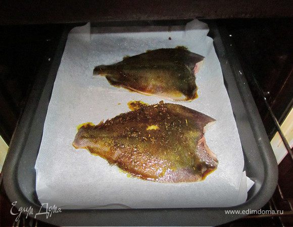 Рыбу поставить в духовку и запекать 20 минут при температуре 180 градусов.