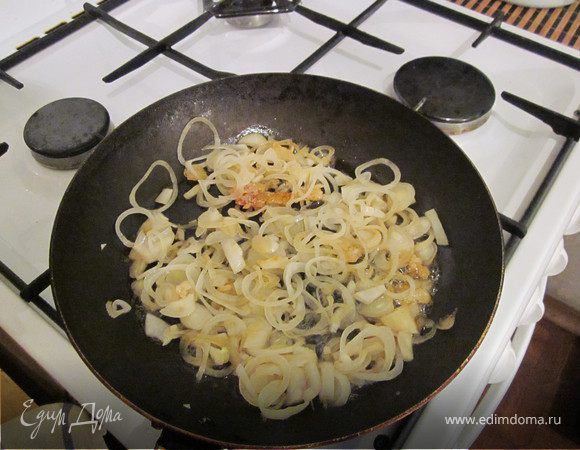 Приготовить карамелизованный лук. Для этого всыпать в сотейник сахар и, когда он растопится и слегка потемнеет, добавить нарезанный тонкими кольцами репчатый лук, шафран (куркума)и сбрызнуть бальзамическим уксусом. Готовить лук 15 минут на среднем огне, иногда перемешивая. Готовый лук должен быть сладким и хрустящим. Если содержимое сотейника начинает вариться следует прибавить огонь.