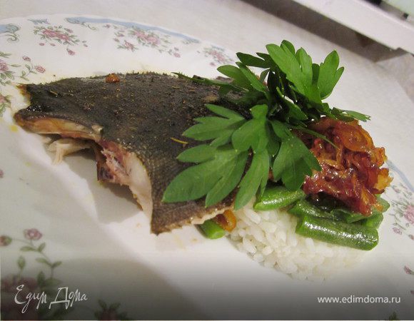 Готовую рыбу присыпать зеленью и подать с карамелизованным луком. На гарнир я подала рис и стручковую фасоль.
Приятного аппетита!
