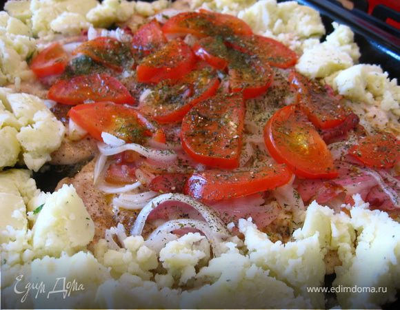 По краям выкладываем картофельное пюре.