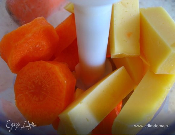 В блендоре измельчаем сыр и морковь( если не лень, то лучше морковь натереть но терке)